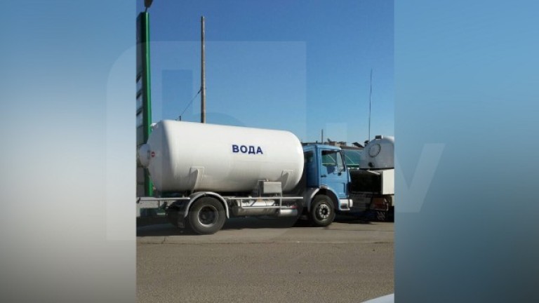 Хасково: Бензиностанция съхранява газ в цистерна, маскирана с надпис "Вода"