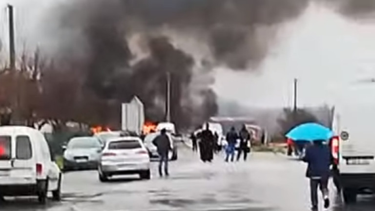 Множество хора са ранени при експлозия на бензиностанция до граничния