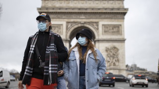 Властите във Франция съкращават карантината за ваксинирани лица дали положителна