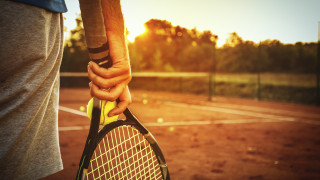 Двама тенисисти бяха строго наказани за участие в уговорени срещи