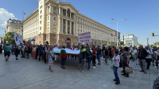 Протестиращите срещу еврото с жива верига около парламента