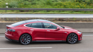 С колко щяхте да забогатеете, ако бяхте вложили парите за Model S в акции на Tesla?