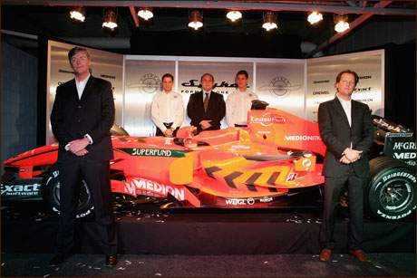 Болид на "Спайкър" загуби срещу самолет