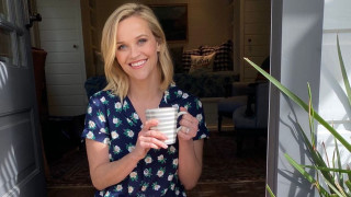 Бавно но сигурно Рийз Уидърспун се опитва да обиколи всички