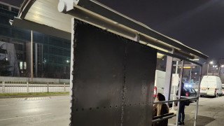 Бронираха една от спирките на градския транспорт в София съобщава