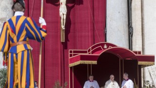 Папа Франциск приветства ромите, а лидерът на Лига ги прикани "да крадат по-малко"