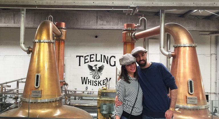 Петър дружно с приятелката си в дестилерията на Telling Whiskey