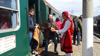 Десетки пристигнаха с теснолинейка в Якоруда Посрещачите пристигнаха на гарата