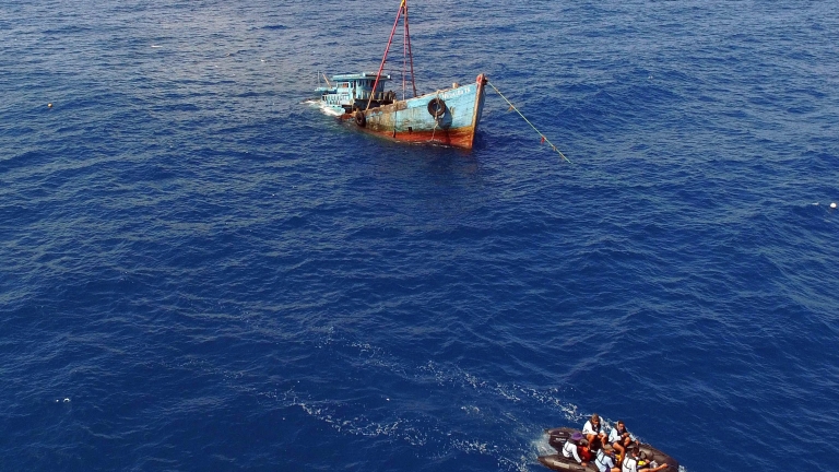 10 души загинаха, а петима са в неизвестност след корабокрушение в Индонезия 