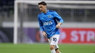 Месут Йозил се насочва към ново амплоа като стана ясно