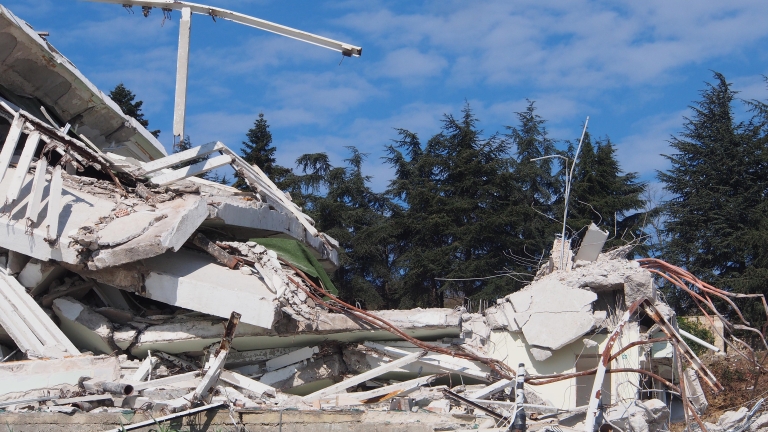 Седем на съд по делото за срутването на хотела край Варна