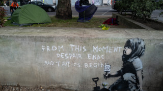 Banksy подкрепи протестиращите в Лондон с нова рисунка