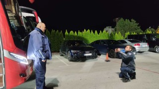Полицаи от Разград не пропуснаха да се снимат пред автобуса