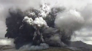 Изригна най големият действащ вулкан в Япония съобщава Ройтерс Гъст черен