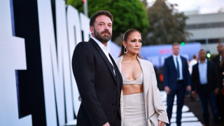 Дженифър Лопес очевидно е в доста продуктивна през 2023 г