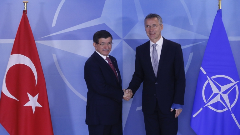 НАТО: Турция има право да  отбранява въздушното си пространство