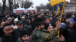 Хиляди искат отставката на Пашинян на протест в Армения