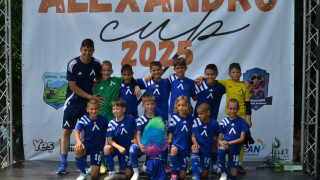 Децата от Академия Левски набор 2016 водени от треньора Радостин