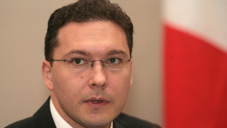 Външният министър Даниел Митов остава на поста си