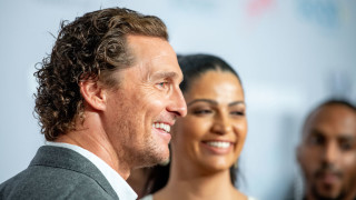 Матю Маконъхи и Камила Алвеш са родители на три деца