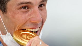 Защо олимпийските шампиони хапят медалите си