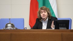 Киселова връща на Румен Радев искането за референдум за еврото