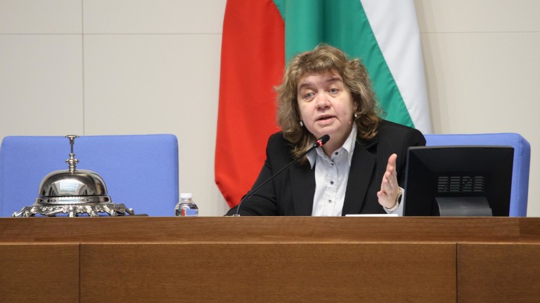 Киселова връща на Румен Радев искането за референдум за еврото