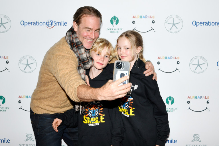  Актьорът с две от децата си 