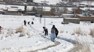 Най малко 41 души загинаха в резултат на обилните снеговалежи и
