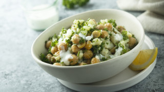 Обедно време е и най вероятно вече усещаме пристъргването на празния