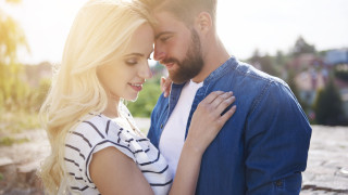 Мъжете си падат по сговорчиви блондинки а дамите избират тъмнокоси лекари Това показват