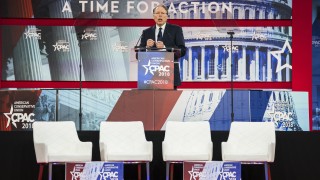 Шефът на Националната оръжейна асоциация NRA на САЩ Уейн Лапиер прекрати