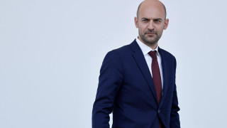 Френският външен министър Жан Ноел Баро заяви че двама служители на
