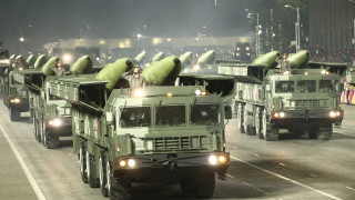Северна Корея показа дузина усъвършенствани междуконтинентални балистични ракети на нощен