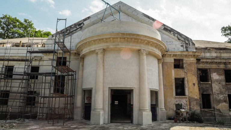 Напредва реставрацията на сградата на минералната баня в Овча купел.