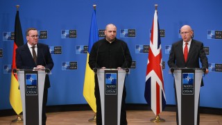 Докато министрите на отбраната на Германия Великобритания и Украйна проведоха