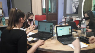 Най малко 6000 ученици и студенти ежегодно преминават през обучение в учебно