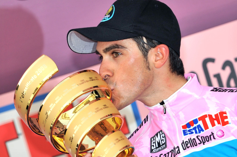Алберто Контадор през 2008 г. с титлата от Giro d'Italia