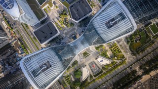 Шест свързани помежду си небостъргача в сърцето на квартал Qianhai
