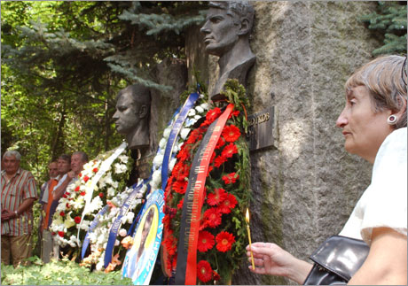 "Сините" почетоха 35 години от смъртта на Гунди и Котков