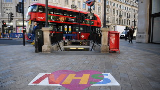 Маските за лице стават задължителни за целия обществен транспорт в Англия