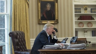 Тръмп използва личния си телефон при официални контакти
