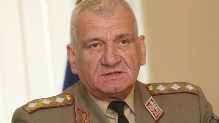 Към въоръжените сили трябва да се отнасяме с много по-голямо