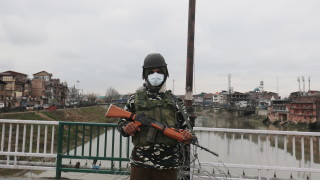 Стотици милиони индийци остават по домовете си взимайки под внимание