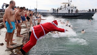 Напук на пандемията и на въведените ограничения мъже от градове