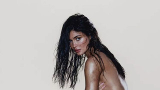 Кайли Дженър - гола, мокра и покрита с кал