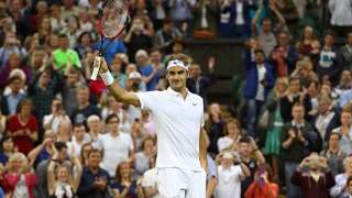 Спечелилият осмата си титла от Уимбълдън тенис ветеран Роджър Федерер