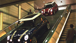 Студент натроши ново Mini за да пресъздаде сцена от "Италианската афера" (видео)