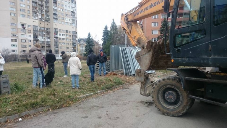 Багери отново разкопават градинки в столичния "Младост"