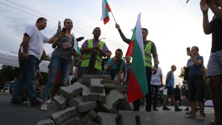 Протестиращи издигат Паметник на Свободата на "Орлов мост"